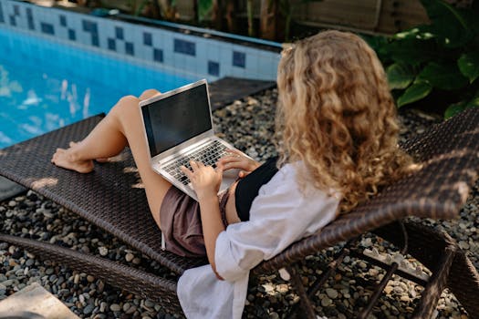 Persoon die online werken vanuit het buitenland ervaart